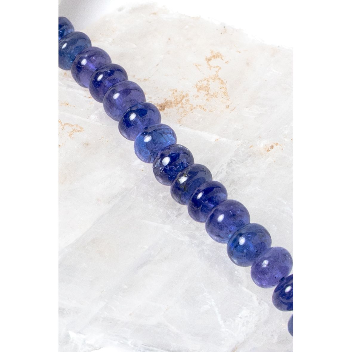 Close-up of the Violet Blue necklace highlighting high-quality graduated tanzanite stones and their luminous violet-blue tone, finished with refined gold details.