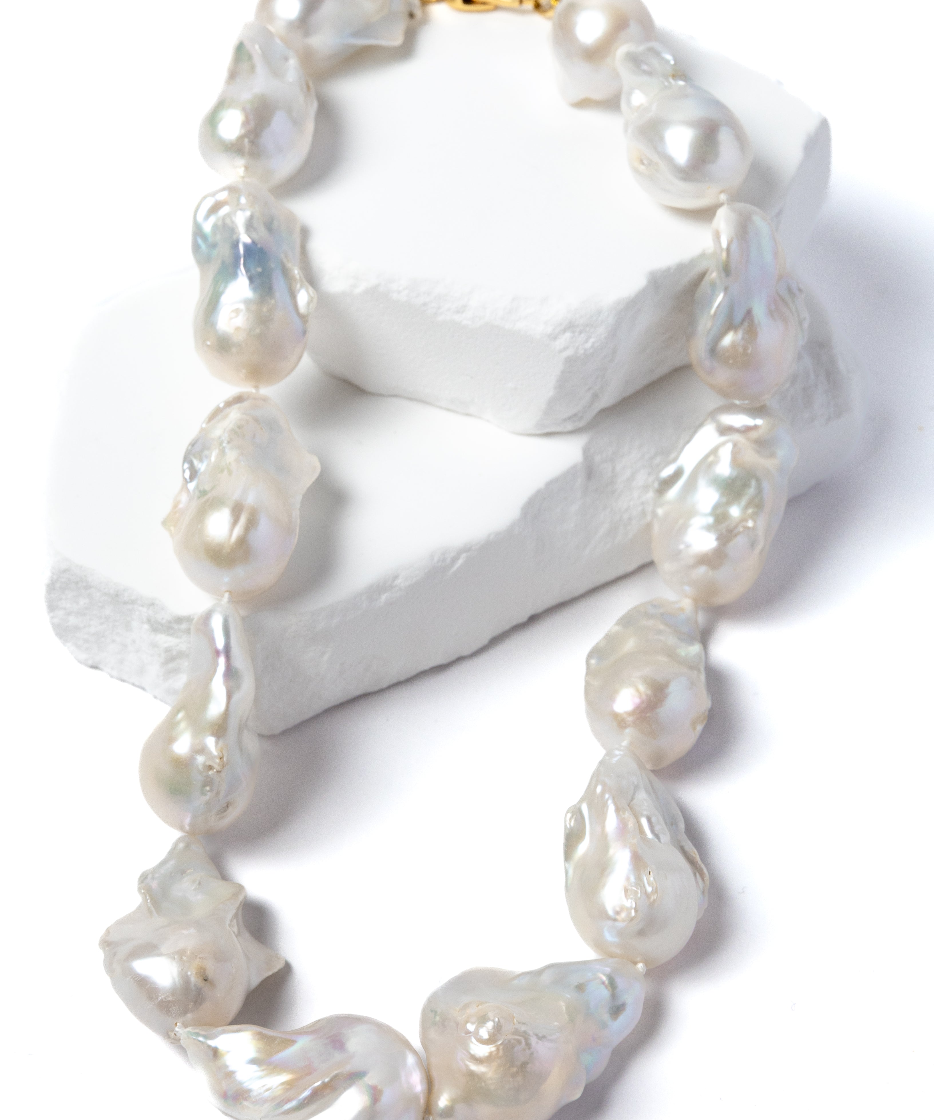 Perla Mia statement necklace featuring oversized, exceptional-quality baroque pearls with luminous luster, sculptural organic shapes, and a refined gold-plated clasp.