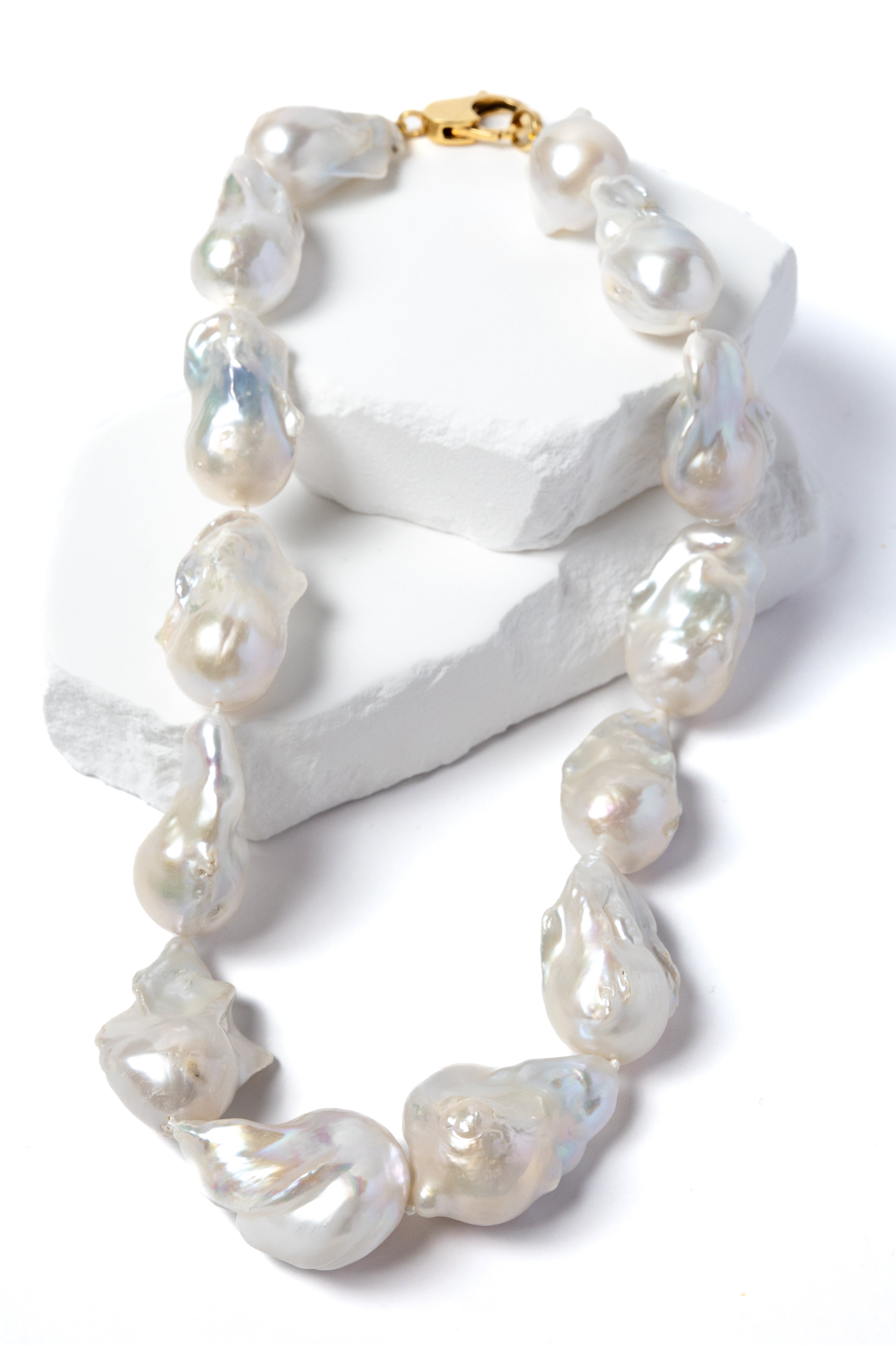  Perla Mia statement necklace featuring oversized, exceptional-quality baroque pearls with luminous luster, sculptural organic shapes, and a refined gold-plated clasp.