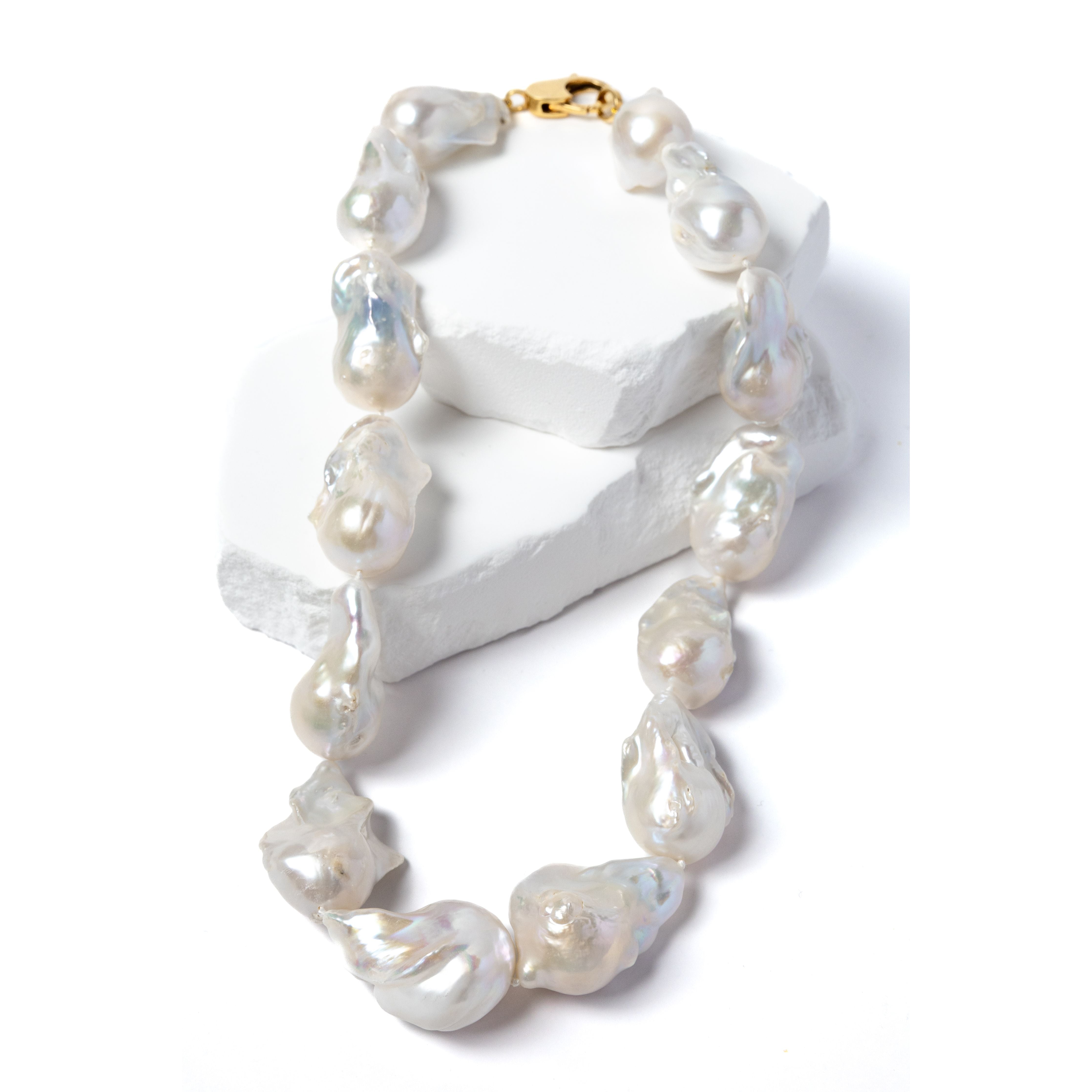  Perla Mia statement necklace featuring oversized, exceptional-quality baroque pearls with luminous luster, sculptural organic shapes, and a refined gold-plated clasp.